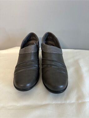 Women’s Easy  Street Comfort  Wave Grey Alligator Print size 7 1/2M zipper anket